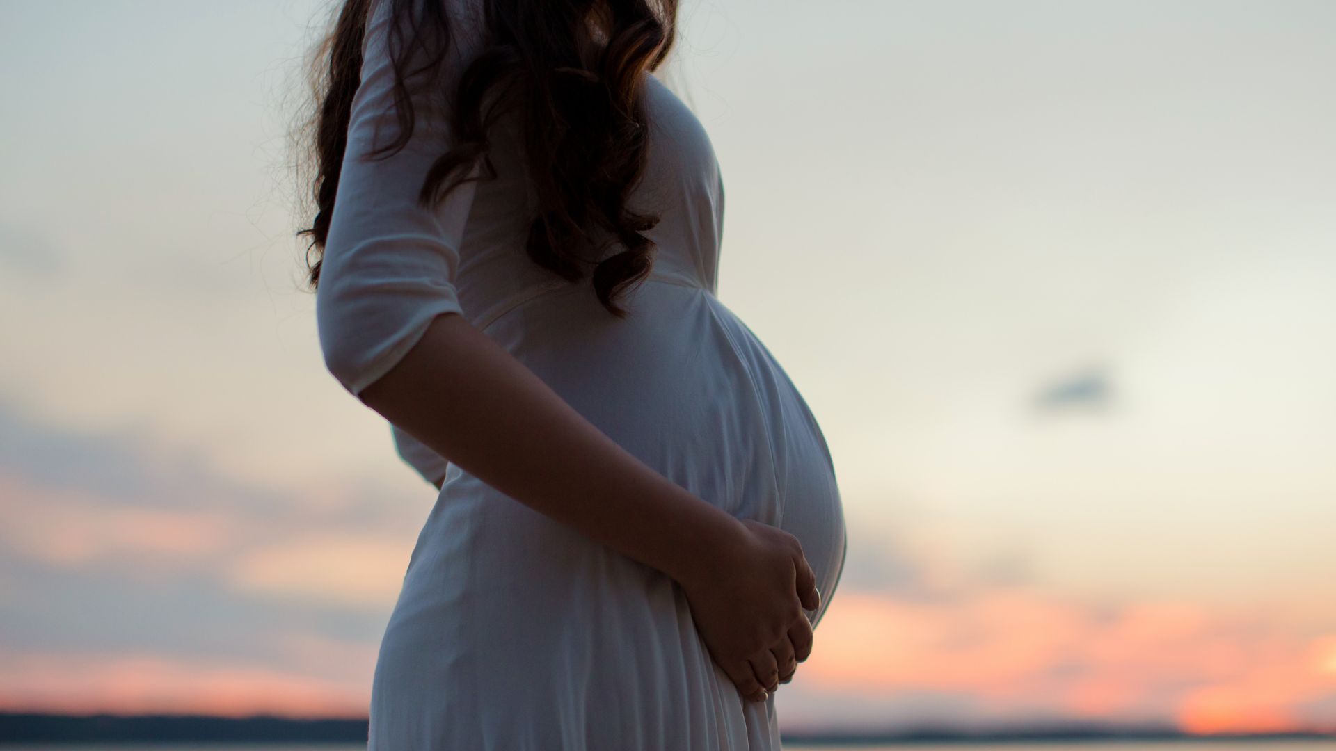 Tipps für Gesundheit und Wohlbefinden in deiner Schwangerschaft Eine schwangere Frau